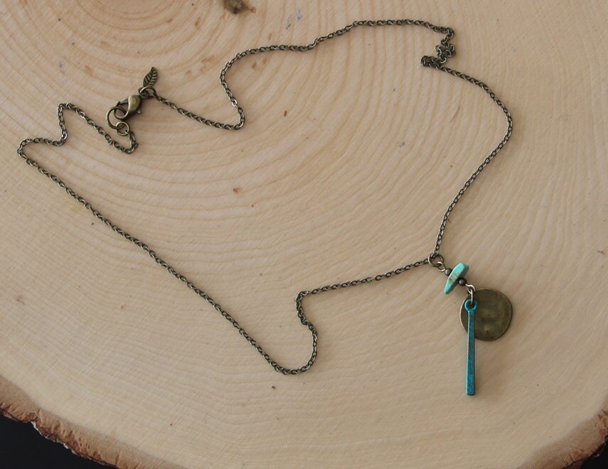 Patina Bar & Antike Bronze Disc Charm Halskette Patina Bar & Antike Bronze Disc Charm Halskette von BEANandBEAN