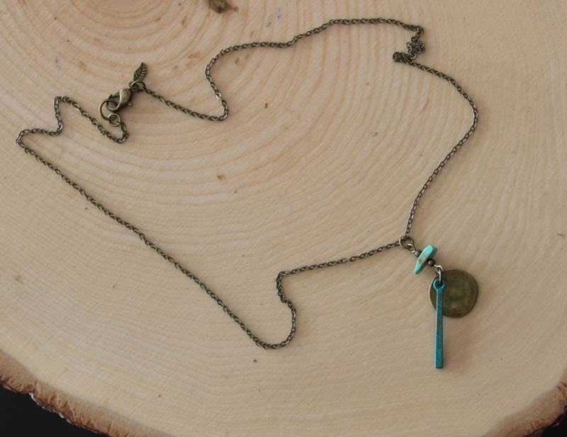 Patina Bar & Antike Bronze Disc Charm Halskette Patina Bar & Antike Bronze Disc Charm Halskette von BEANandBEAN