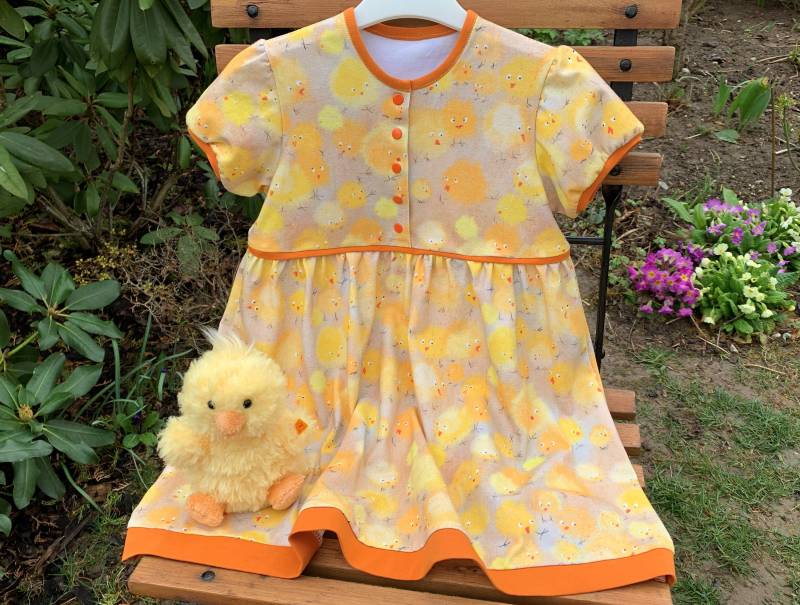 Kurzarm Kleid Mit Niedlichen Küken, Mädchenkleid Kurzem Arm, Sommerkleid Für Mädchen, Fröhliches in Sonnengelb Kurzarm Kleid Mit Niedlichen Küken, Mädchenkleid Kurzem Arm, Sommerkleid Für Mädchen, Fröhliches in Sonnengelb von BECKunicumRabauken