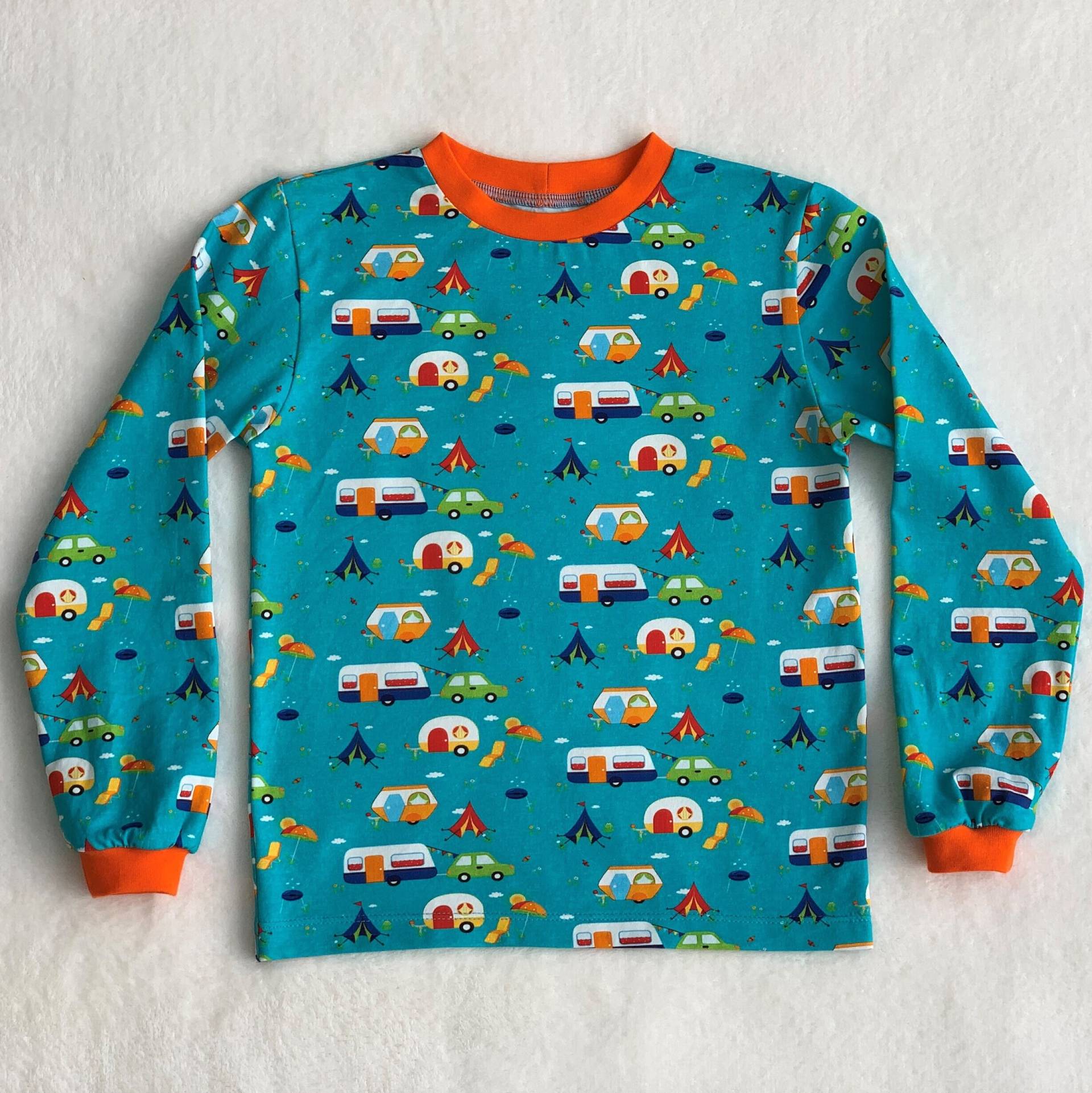 Langarm Oder Kurzarm T-Shirt Mit Campingmobil, Zelten Mitten in Der Natur Am See, Bootfahren, Einfach Urlaub See Familie Und Freunden von BECKunicumRabauken