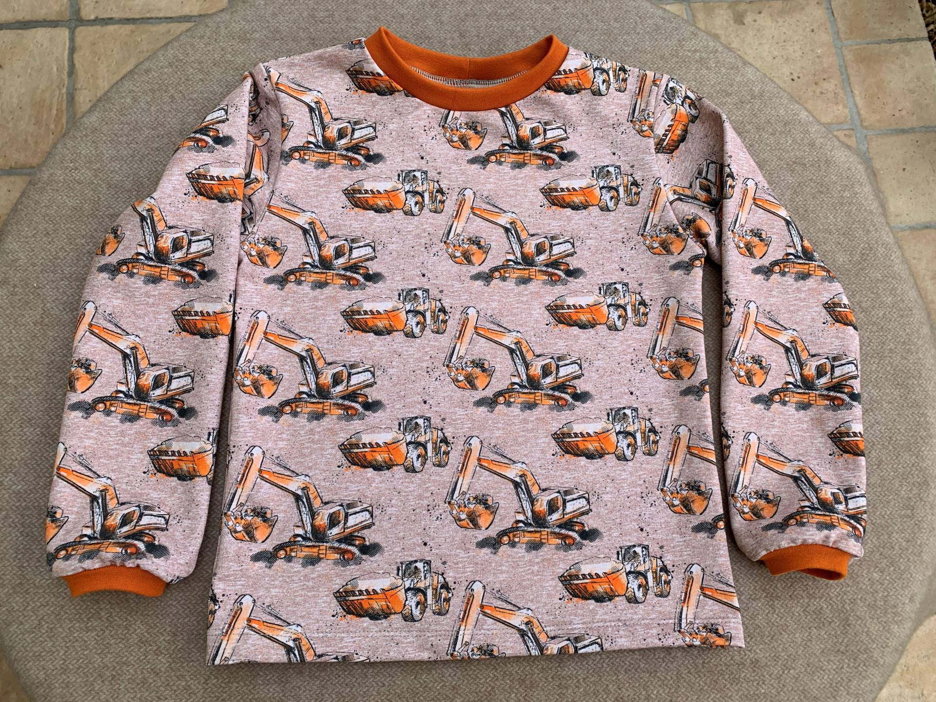 T-Shirt Mit Dem Lieblingsmotiv Vieler Burschen - Baustelle Bagger Und Tieflader in Aktion, Outfit Für Alle Fahrer Auf Der Großbaustelle T-Shirt Mit Dem Lieblingsmotiv Vieler Burschen - Baustelle Bagger Und Tieflader in Aktion, Outfit Für Alle Fahrer Auf Der Großbaustelle von BECKunicumRabauken