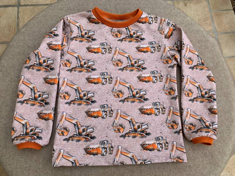 T-Shirt Mit Dem Lieblingsmotiv Vieler Burschen - Baustelle Bagger Und Tieflader in Aktion, Outfit Für Alle Fahrer Auf Der Großbaustelle T-Shirt Mit Dem Lieblingsmotiv Vieler Burschen - Baustelle Bagger Und Tieflader in Aktion, Outfit Für Alle Fahrer Auf Der Großbaustelle von BECKunicumRabauken