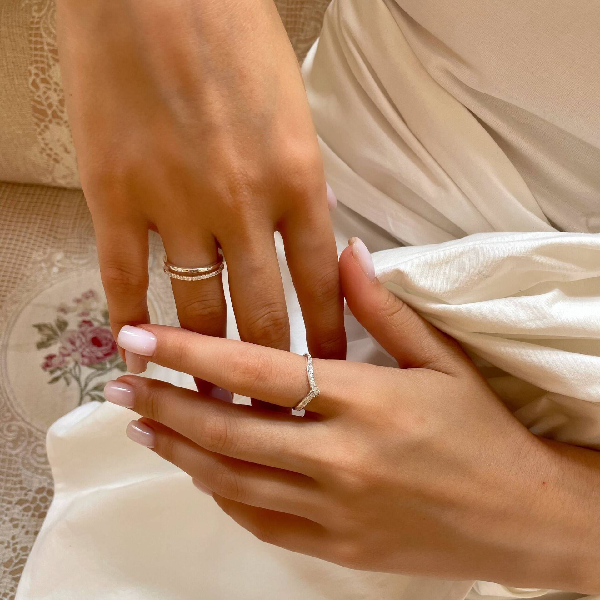 V Form Ehering - Sparkling Curved Ring Chevron Cz Sterling Silber Schmuck Elegantes Band Jubiläumsgeschenk V Form Ehering - Sparkling Curved Ring Chevron Cz Sterling Silber Schmuck Elegantes Band Jubiläumsgeschenk von BEEFANCYJewelry
