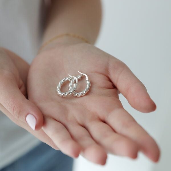 BELLYBIRD Jewellery CREOLEN - Kreis, gedrehtes Design, glänzende Oberfläche von BELLYBIRD Jewellery