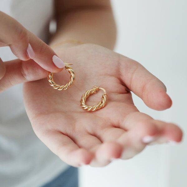 BELLYBIRD Jewellery CREOLEN - Kreis, gedrehtes Design, glänzende Oberfläche von BELLYBIRD Jewellery