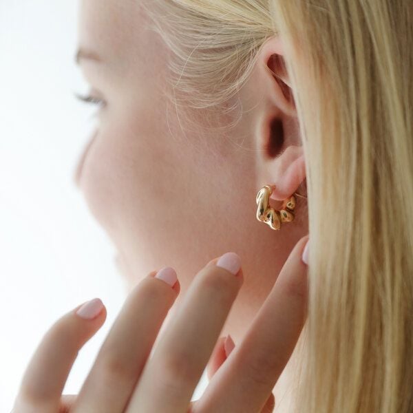 BELLYBIRD Jewellery CREOLEN - Kreis, gewellte Form, glänzende Oberfläche von BELLYBIRD Jewellery