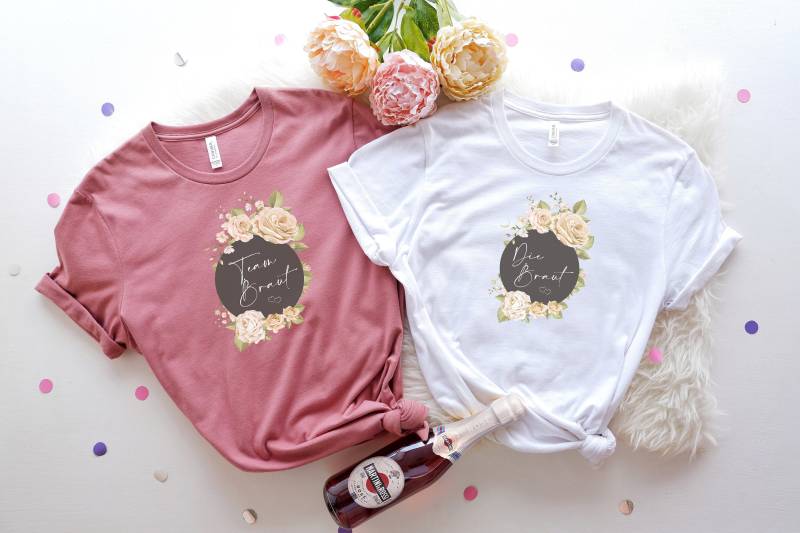 Wunderschönes Florales Blumenmuster T-Shirt Für Junggesellinnenabschied Sommerliches Design Mit Individuell Anpassbarem Text Wunderschönes Florales Blumenmuster T-Shirt Für Junggesellinnenabschied Sommerliches Design Mit Individuell Anpassbarem Text von BELONEDesign