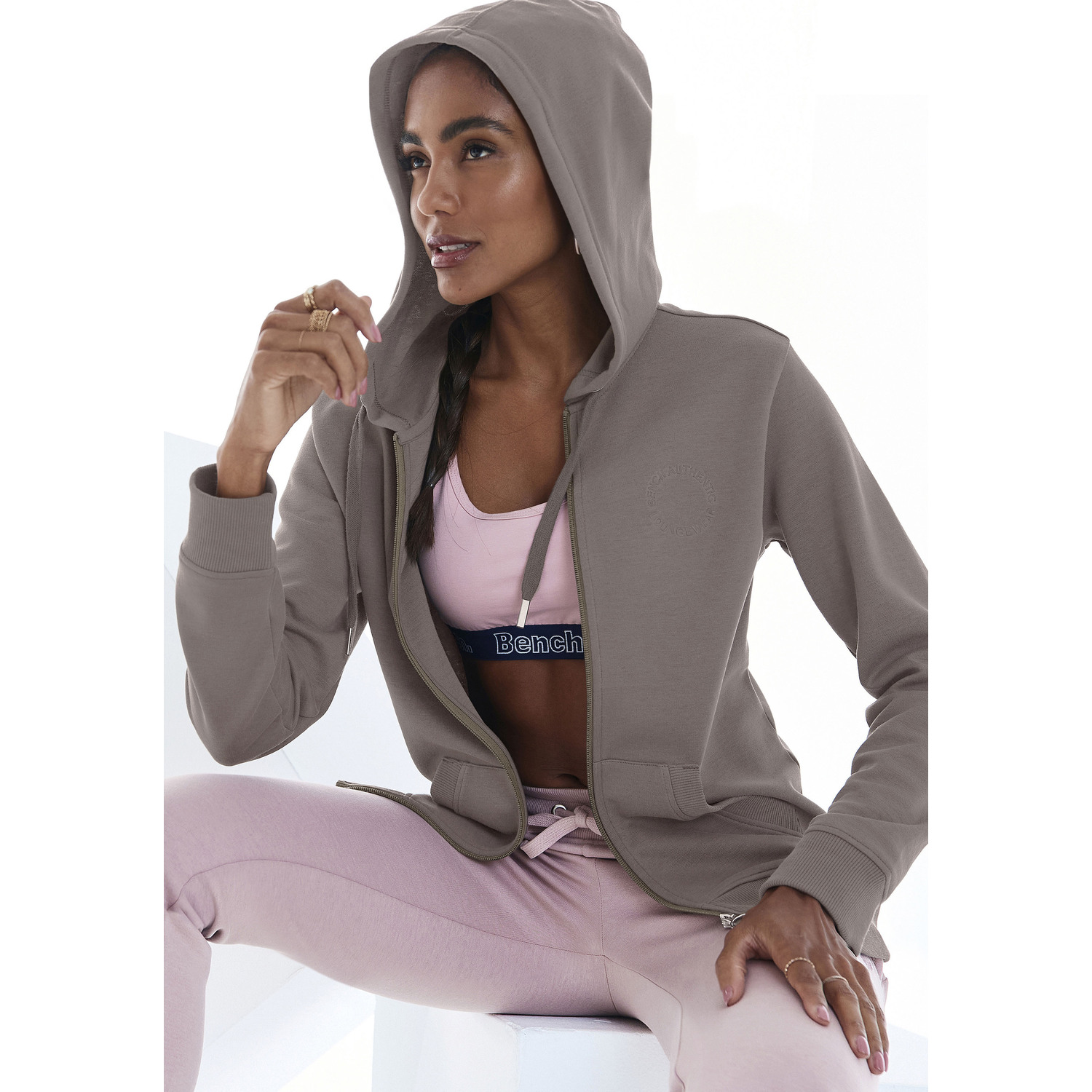 BENCH. LOUNGEWEAR Kapuzensweatjacke Damen taupe Gr.44/46 von BENCH. LOUNGEWEAR