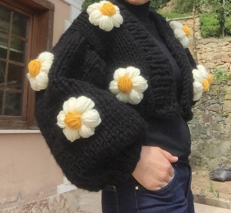 Daisy Cardigan Für Frauen, Schwarze Handgestrickte Jacke Damen, Chunky Schwarz, Oversized Pullover, Blumen Cropped von BENILYS