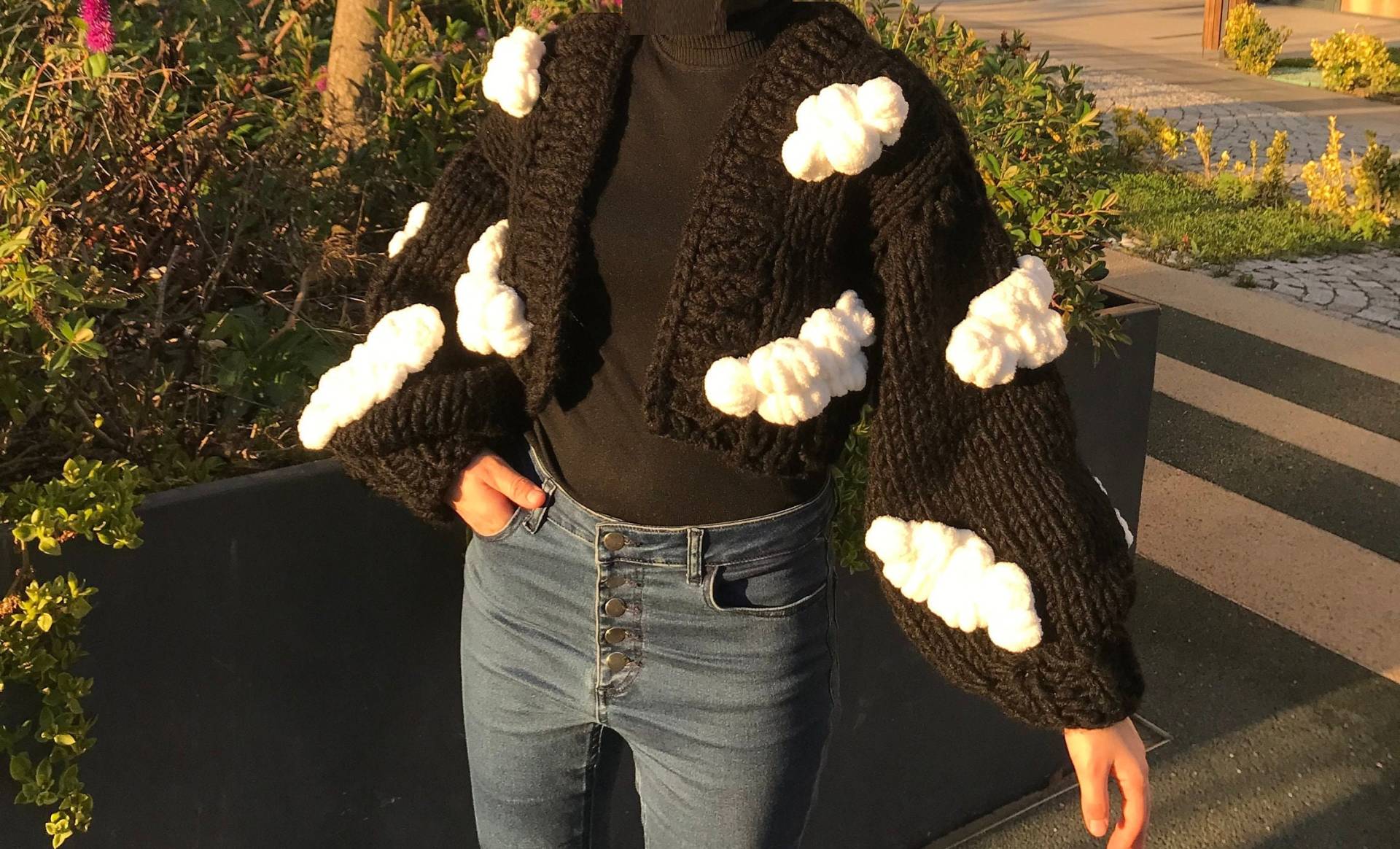 Wolken Strick Cardigan, 3D Fluffy Clouds, Schwarze Chunky Cardigan Für Frauen, Weihnachtsgeschenk, Oversized Pullover Handgemachte Cropped von BENILYS