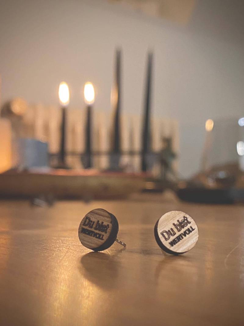 Ohrstecker „Du Bist Wertvoll" Eichenholz , Edelstahl von BENKOLORIT