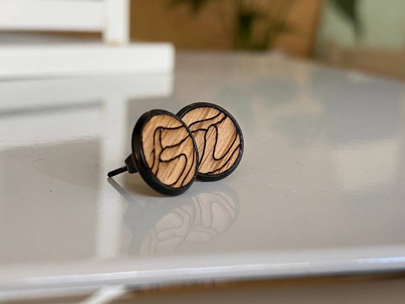 Ohrstecker „Mountain Black" Eichenholz, Edelstahl von BENKOLORIT