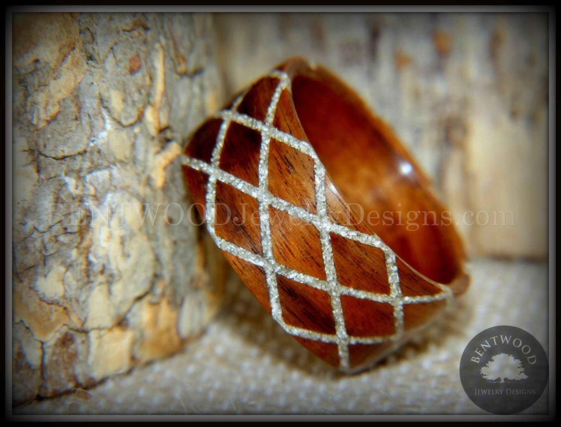 Bentwood Ring - "Diamond Waffle" Santos Palisander Mit Deutschem Silber Glas-Inlay." von BENTWOODJewelry