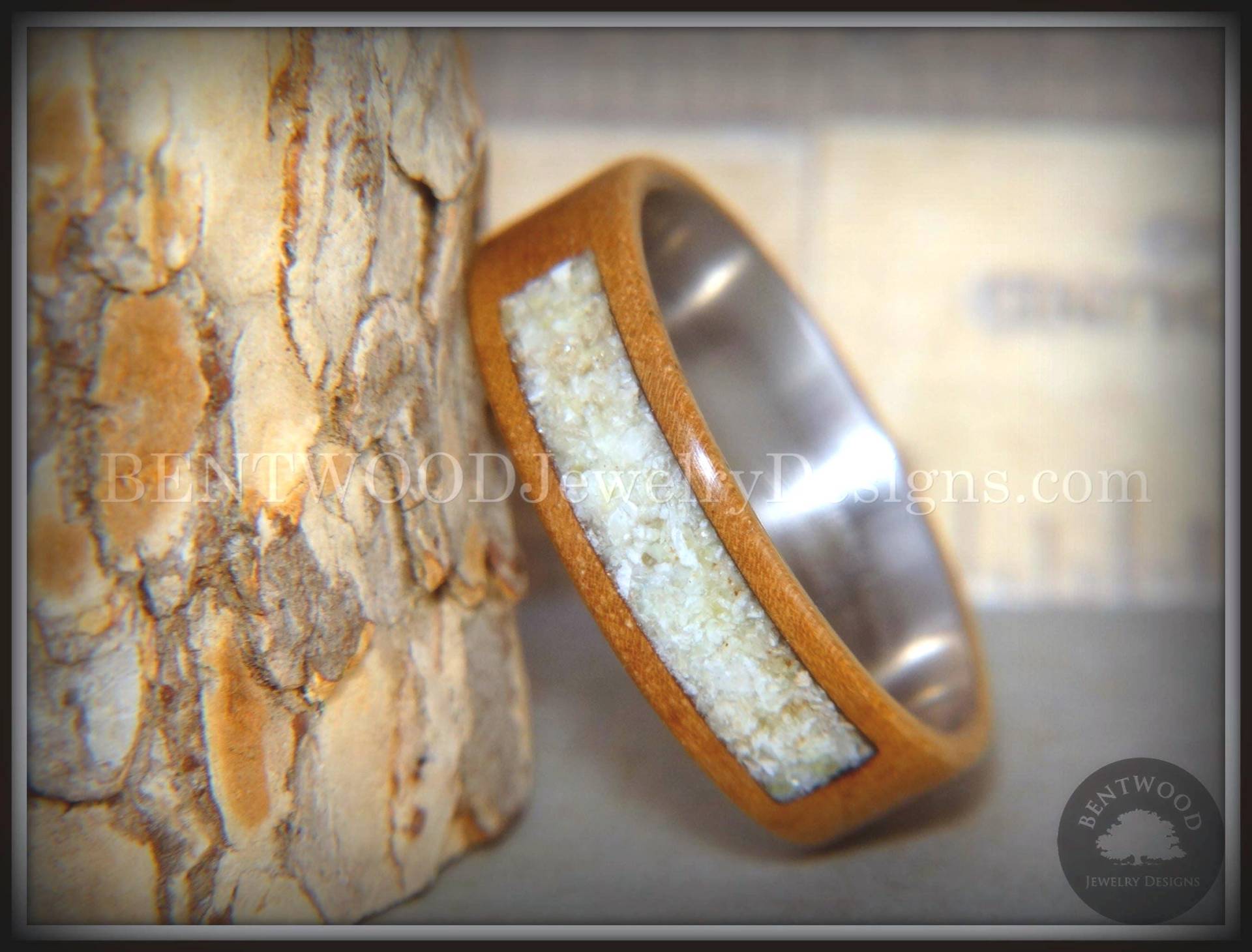 Bentwood Ring - "Pillar" Nussbaum Holzring Mit Connemara Marmor Inlay." von BENTWOODJewelry