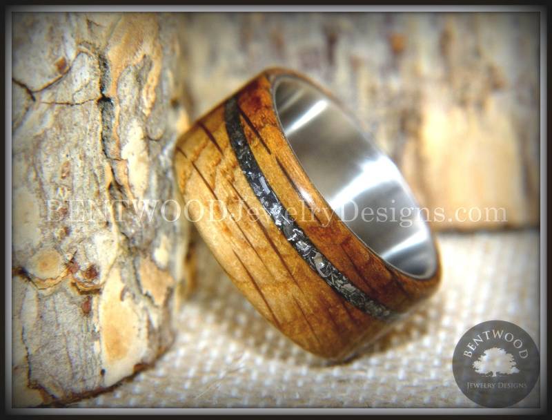Bentwood Ring - "The Namibia Blend" Verkohlte Whiskyeiche, Gibeon Meteorit Inlay Auf Titankern von BENTWOODJewelry
