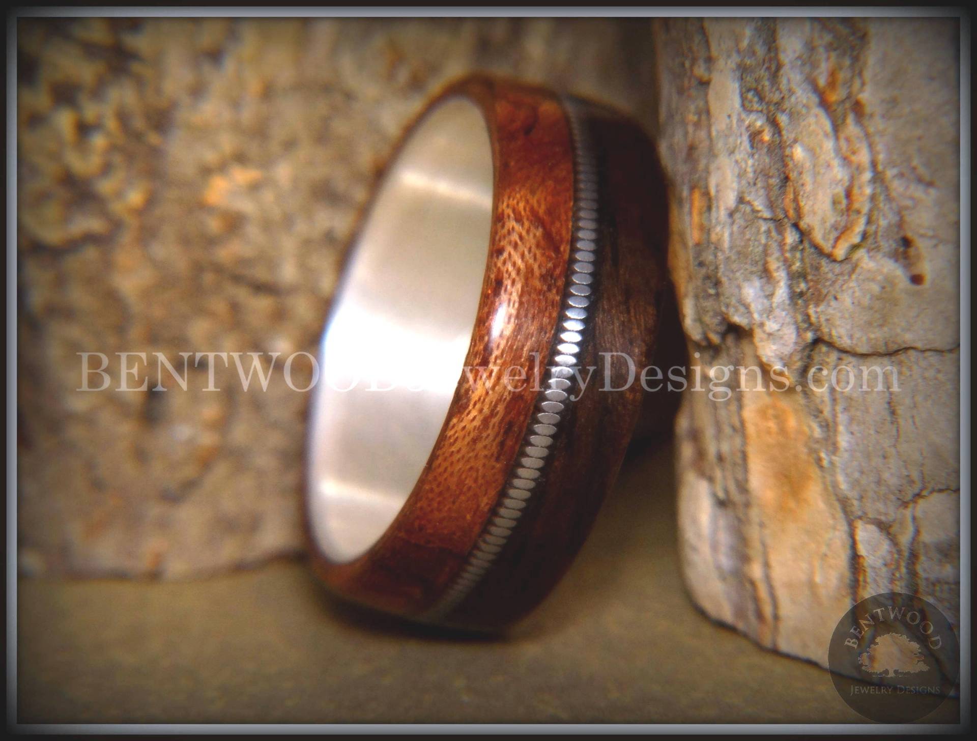 Bentwood Ring - Wasserfall Bubinga Und Ebenholz Auf Feinsilberkern Mit Eingelegter Gitarrensaite von BENTWOODJewelry