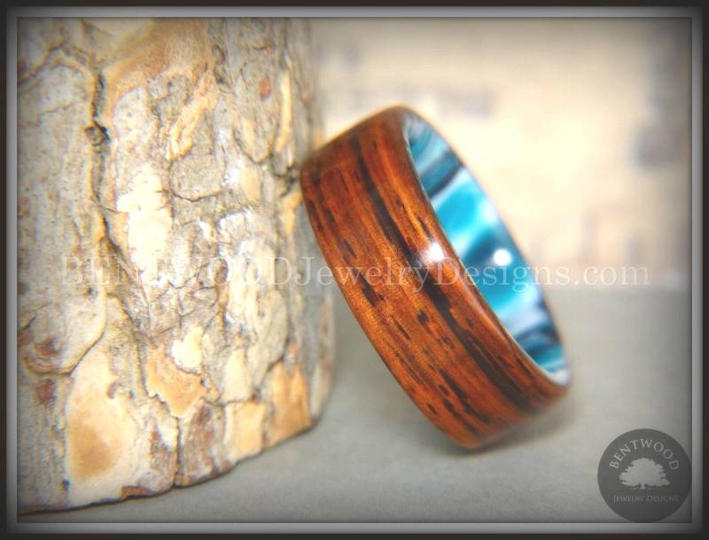 "Bugholz "Surf's Up" Cocobolo Ring Mit Einem Marmorierten Acrylkern." von BENTWOODJewelry