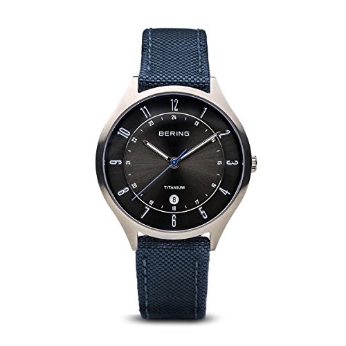 BERING Herren Quarz Uhr | Armbanduhr 39 mm silbernes Titangehäuse und graues Zifferblatt | Natoarmband | Saphierglas | 5 ATM | 11739-873 von BERING