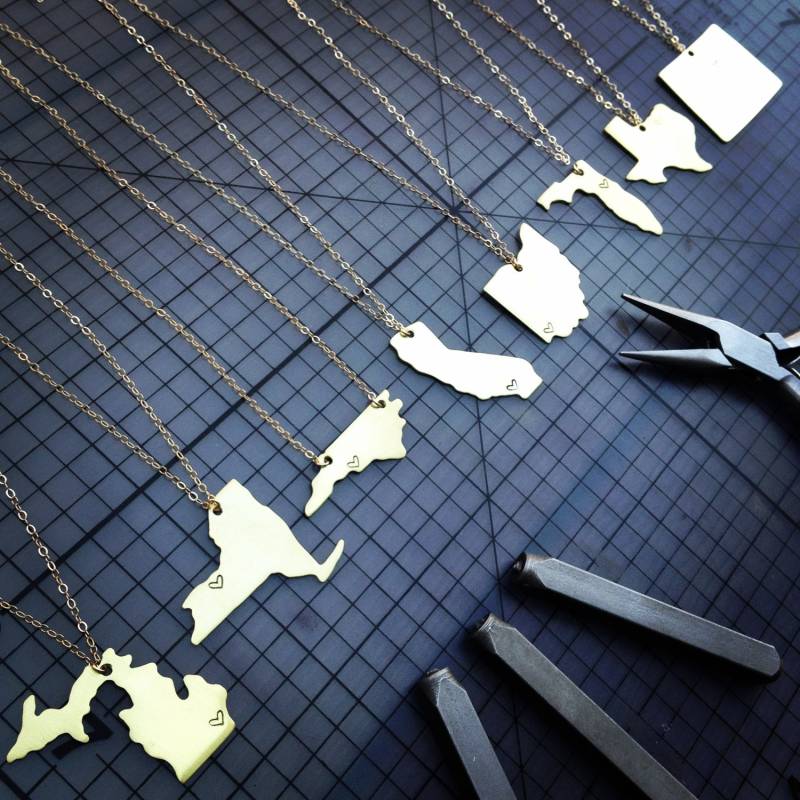 Benutzerdefinierte Zustand Halskette - Hand Gestempelt Usa Personalisierte Heimatstadt Stadt Herz Beweglichegeschenk Messing Gold Gefüllt E.-Kette von BERKLEYandBEAN