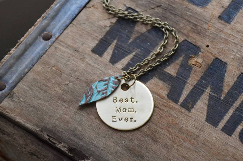 Best Mom Ever Halskette - Handgestempelter Langer Boho Schmuck Gravur Messing Scheibe 30 Zoll Antik Gold Kette Custom Quote von BERKLEYandBEAN