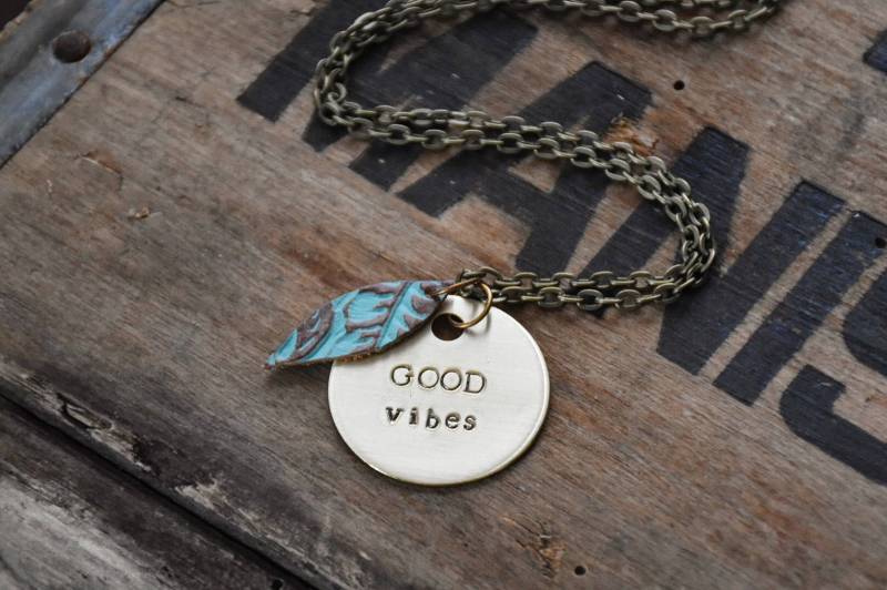Good Vibes Halskette - Handgestempelter Boho Schmuck Gravur Messing Scheibe 30 in Langer Antik Goldkette Motivationsspruch Good Vibes Halskette - Handgestempelter Boho Schmuck Gravur Messing Scheibe 30 in Langer Antik Goldkette Motivationsspruch von BERKLEYandBEAN