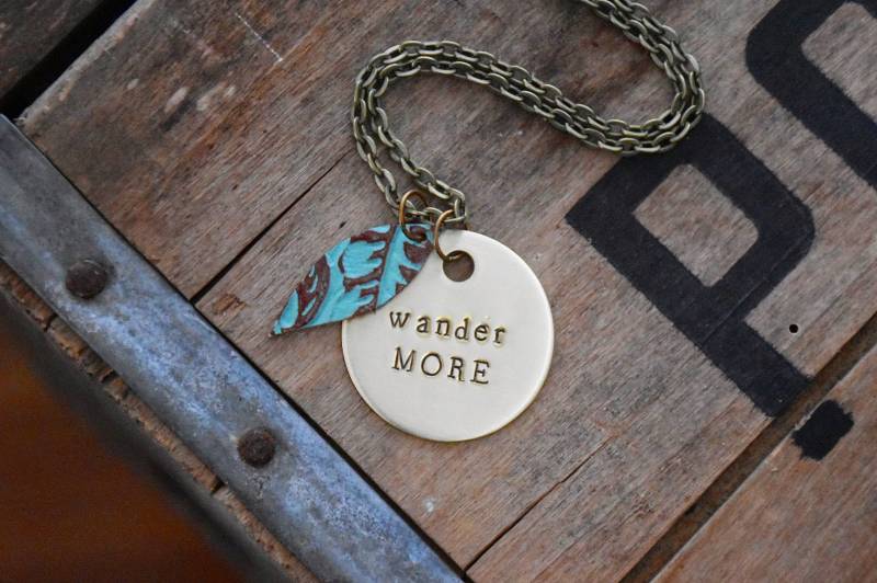 Wander More Halskette - Handgestempelter Explorer Schmuck Gravierte Messingscheibe Boho 30 Zoll Antik Gold Kette Individuelle Motivation Zitat von BERKLEYandBEAN