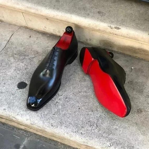 Maßgeschneiderte Schuhe, Die Handgemachte Herrenschuhe Aus Schwarzem Kalbsleder Mit Oxford-Schnürschuhen Herstellen von BESPOKESHOEMAKING