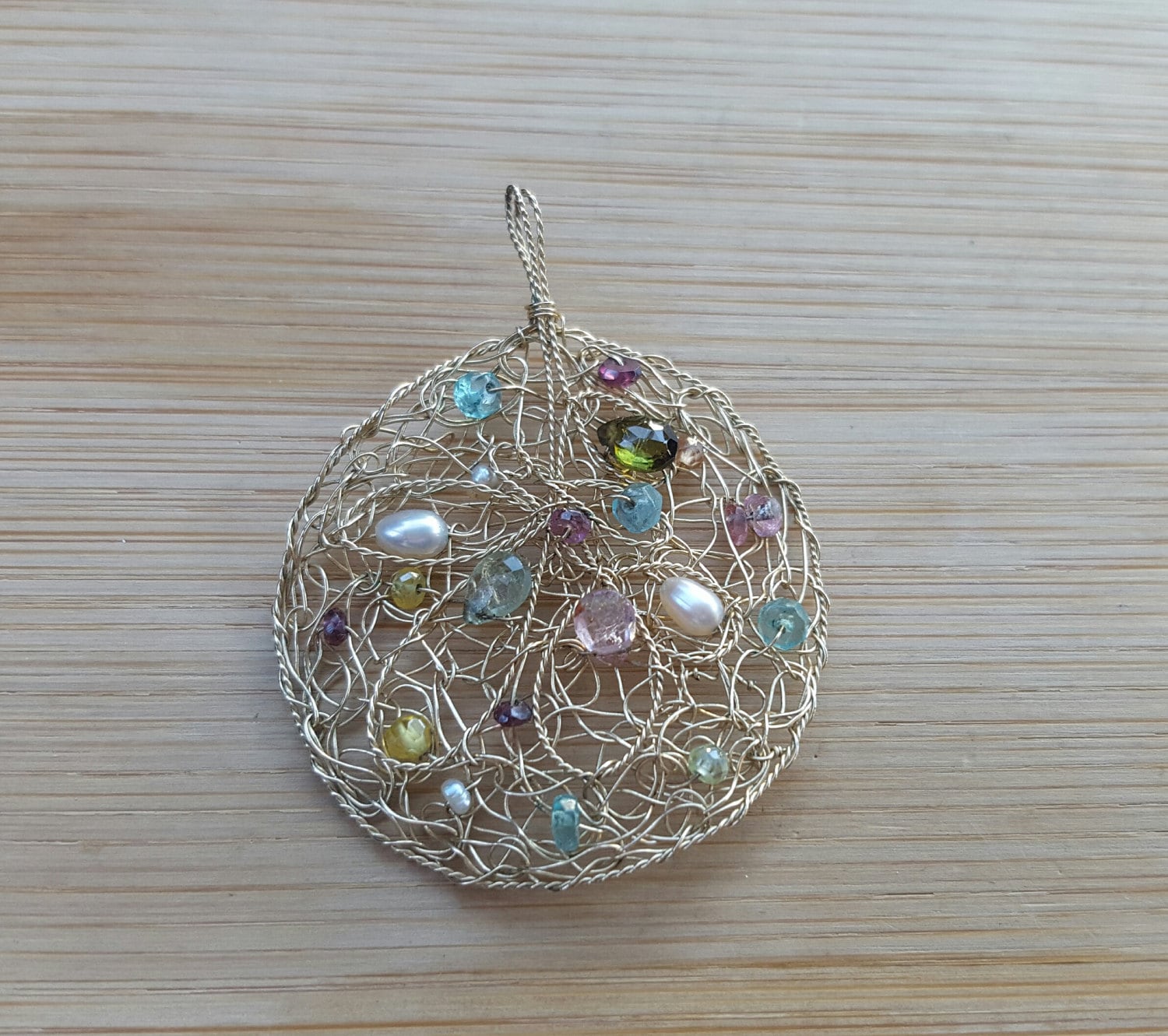 Vintage Wunderschöner Großer Runder Golddraht Gehäkelt Anhänger Mit Mehrfarbigen Natürlichen Edelsteinen Vintage Wunderschöner Großer Runder Golddraht Gehäkelt Anhänger Mit Mehrfarbigen Natürlichen Edelsteinen von BESTSTUFF4YU