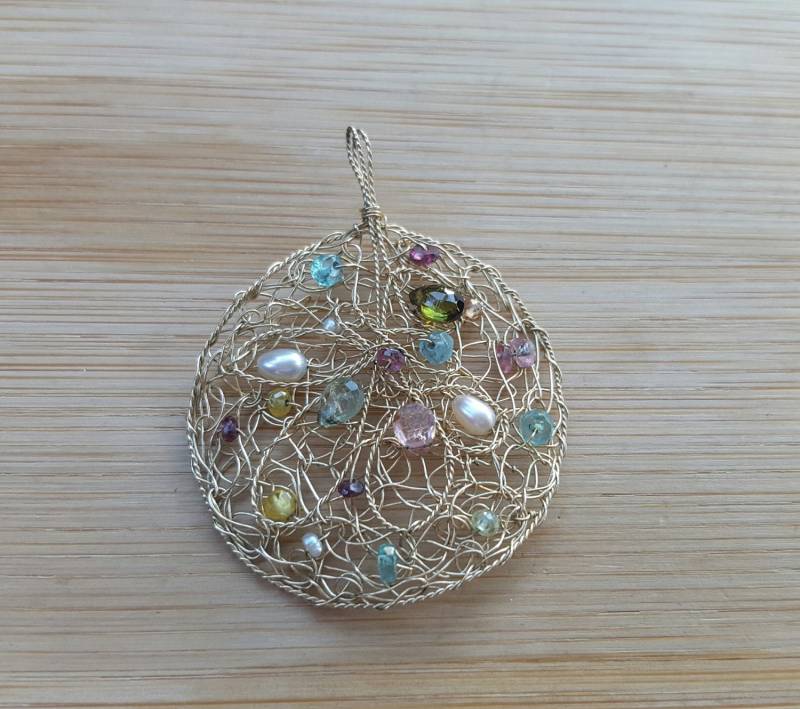 Vintage Wunderschöner Großer Runder Golddraht Gehäkelt Anhänger Mit Mehrfarbigen Natürlichen Edelsteinen Vintage Wunderschöner Großer Runder Golddraht Gehäkelt Anhänger Mit Mehrfarbigen Natürlichen Edelsteinen von BESTSTUFF4YU