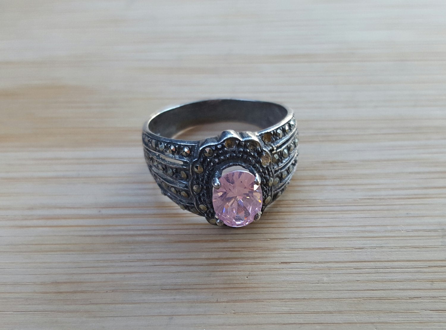 Wunderschöner Vintage Sterling Silber Hellrosa Naturstein Eleganter Ring Wunderschöner Vintage Sterling Silber Hellrosa Naturstein Eleganter Ring von BESTSTUFF4YU