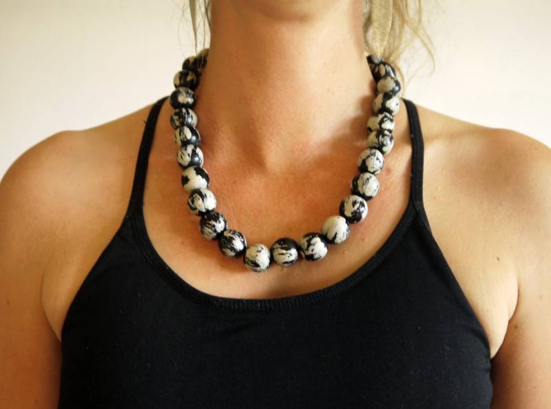 Kette Aus Holz Perlen - Schwarz/Weiss von BEVANDA