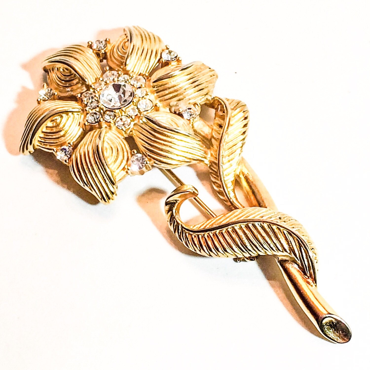Monet 1960's Vintage Signierte Kristall Strass Blumen Brosche. Strukturiert Monet 1960's Vintage Signierte Kristall Strass Blumen Brosche. Strukturiert von BEXLEYDRIVEVINTAGE
