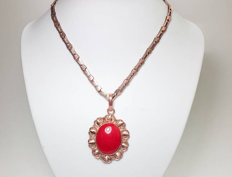 Vintage Art Deco Kupfer Kette & Anhänger Halskette Oval Czech Red Glas Cabochon Open Metalwork, Aufwendige Links W Detail Vintage Art Deco Kupfer Kette & Anhänger Halskette Oval Czech Red Glas Cabochon Open Metalwork, Aufwendige Links W Detail von BEXLEYDRIVEVINTAGE