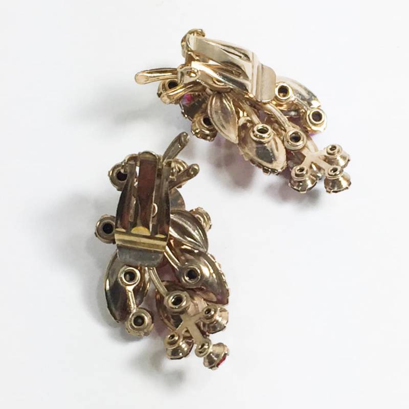 "Vintage "Beau Jewels" Ohrringe, Ab Strass, Rubinrote Strasssteine." "Signiert Pat. Pend." Gold Ton Blätter, Marquis Strass von BEXLEYDRIVEVINTAGE