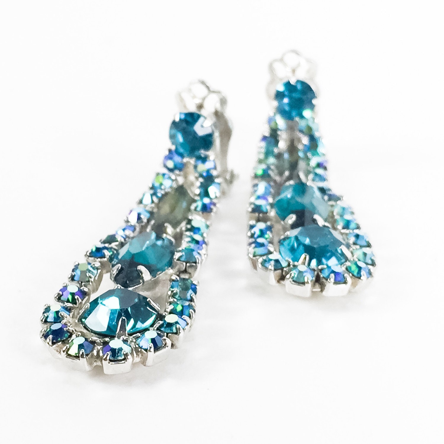 Vintage Delizza Elster Juliana Teardrop Dangle Chandelier Ohrringe Blues & Greens Ab Strass. Silberfarben Vintage Delizza Elster Juliana Teardrop Dangle Chandelier Ohrringe Blues & Greens Ab Strass. Silberfarben von BEXLEYDRIVEVINTAGE