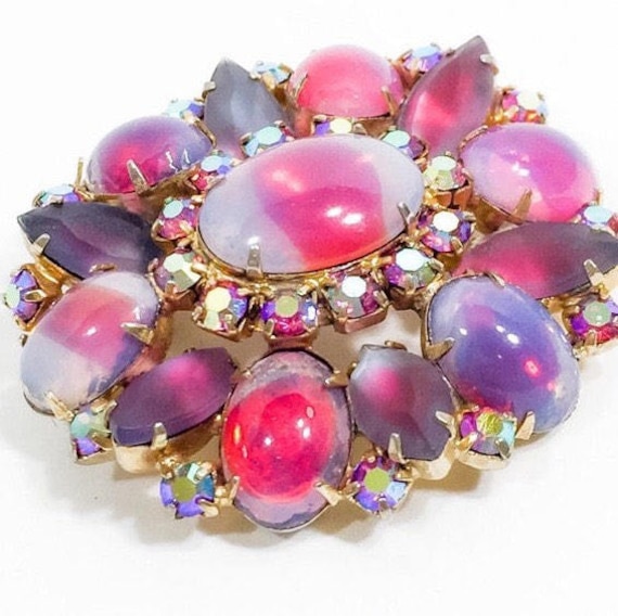 Vintage Delizza & Elster "Juliana" Opal Givre Kunst-Glas, Cabochon, Mattierte Lavendel Marquise + Runde Ab Strasssteine." Vintage Delizza & Elster "Juliana" Opal Givre Kunst-Glas, Cabochon, Mattierte Lavendel Marquise + Runde Ab Strasssteine." von BEXLEYDRIVEVINTAGE