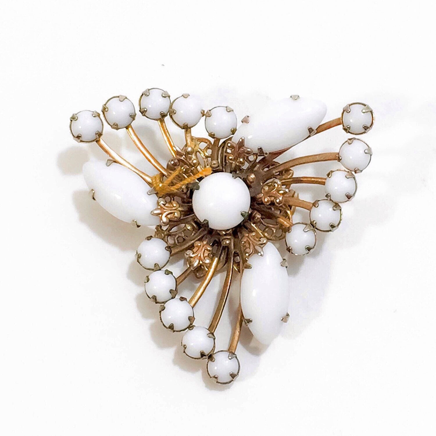 Vintage Frühe Unsigbed Beau Jewels Milchglas Marquise Cabochone Mit Runden Cab Akzenten. Goldfarbene Fleur De Lis. Dreieckig Art Deco Vintage Frühe Unsigbed Beau Jewels Milchglas Marquise Cabochone Mit Runden Cab Akzenten. Goldfarbene Fleur De Lis. Dreieckig Art Deco von BEXLEYDRIVEVINTAGE