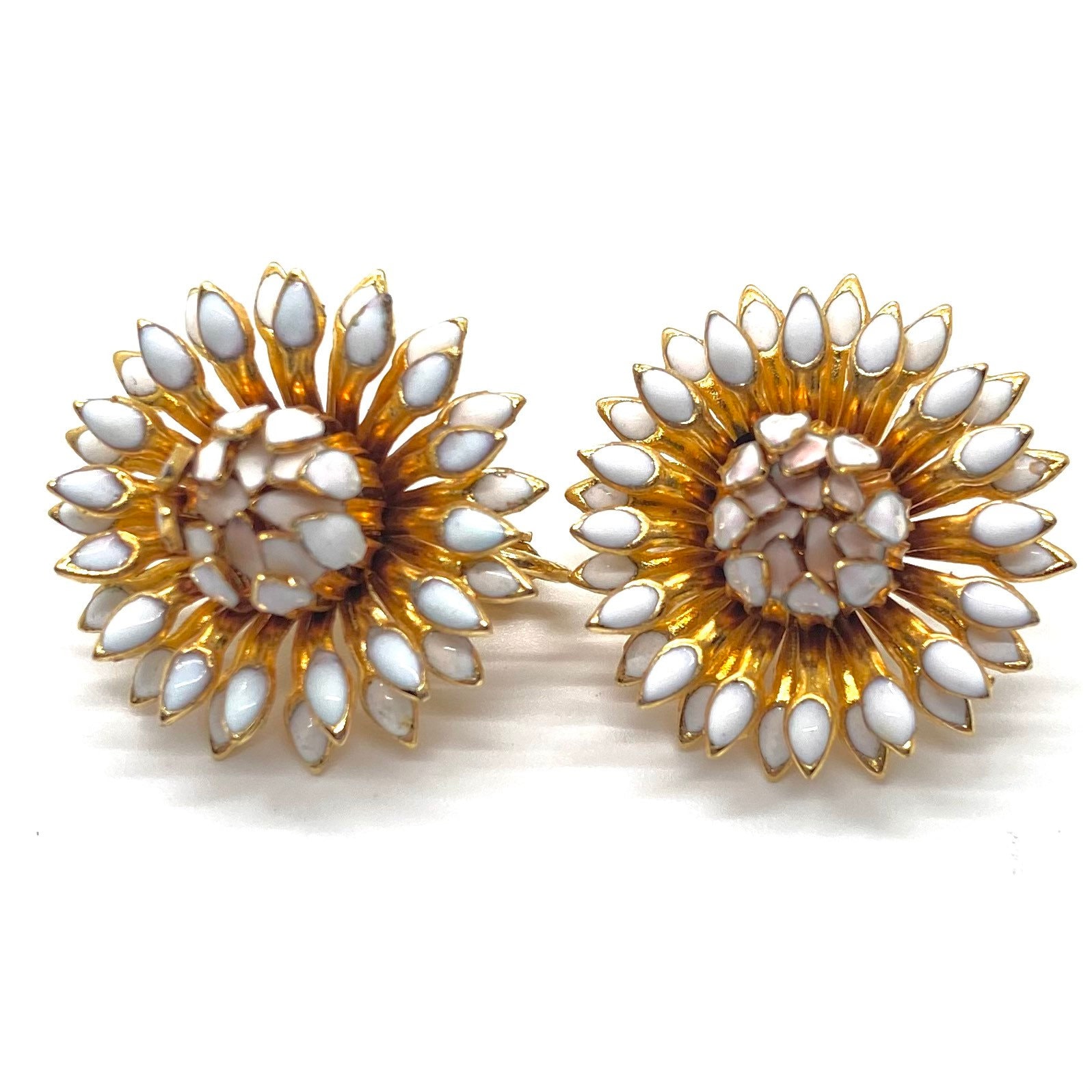 Vintage Goldfarbene Blumen Daisy Handemaillierte Florale Ohrringe, Clip Auf, 1950Er -60Er Jahre. Extrem Guter Zustand von BEXLEYDRIVEVINTAGE