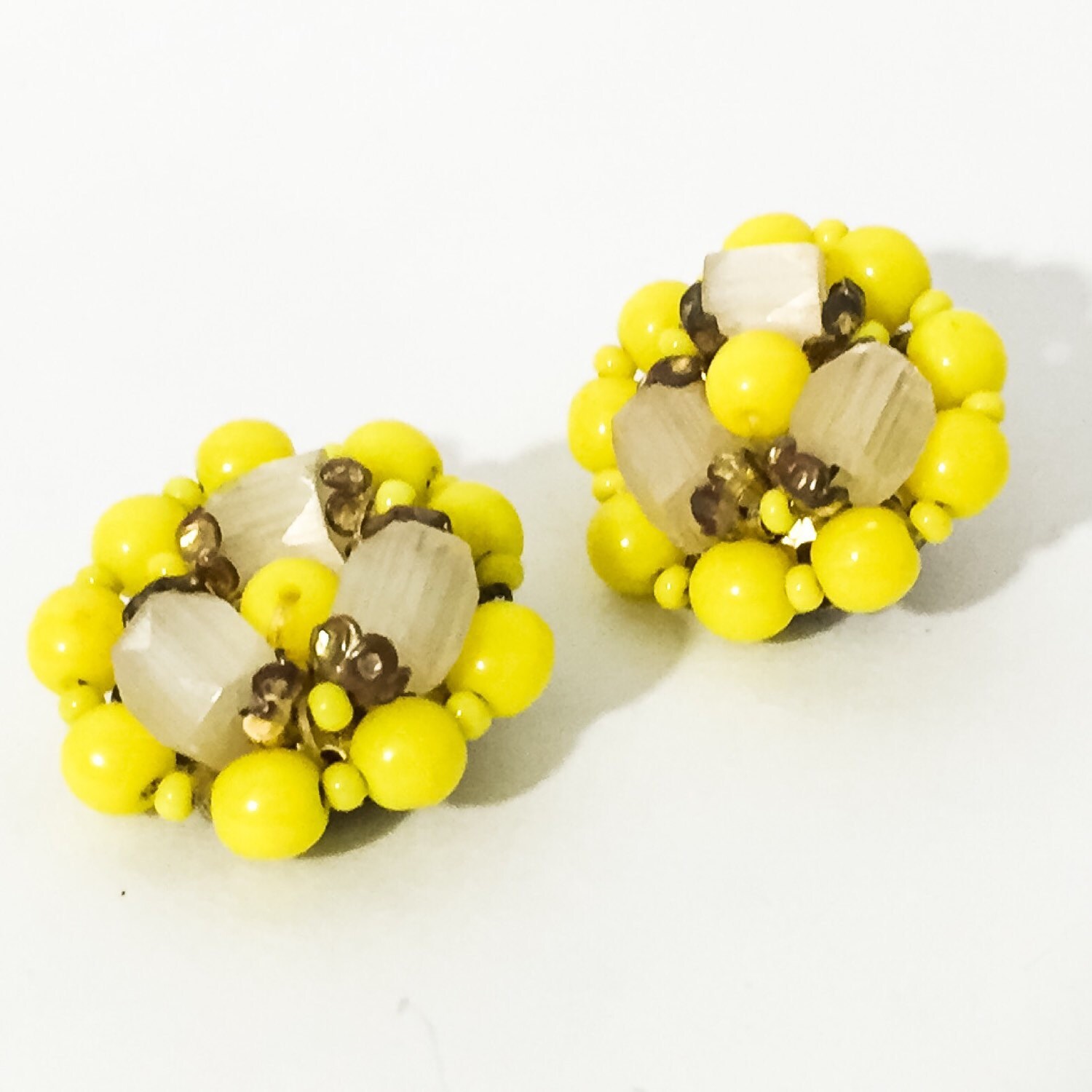Vintage Kanariengelbe Hand Verdrahtet Glasperlen Cluster Ohrclips. Nachahmung Selenit & Gold Ton Blumen Vintage Kanariengelbe Hand Verdrahtet Glasperlen Cluster Ohrclips. Nachahmung Selenit & Gold Ton Blumen von BEXLEYDRIVEVINTAGE