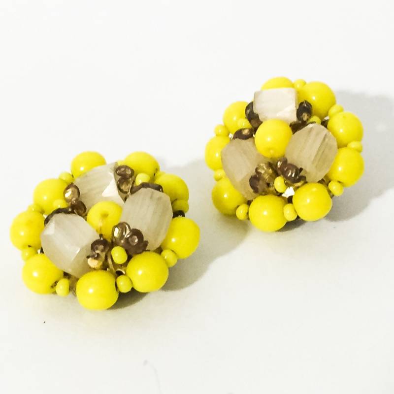 Vintage Kanariengelbe Hand Verdrahtet Glasperlen Cluster Ohrclips. Nachahmung Selenit & Gold Ton Blumen Vintage Kanariengelbe Hand Verdrahtet Glasperlen Cluster Ohrclips. Nachahmung Selenit & Gold Ton Blumen von BEXLEYDRIVEVINTAGE