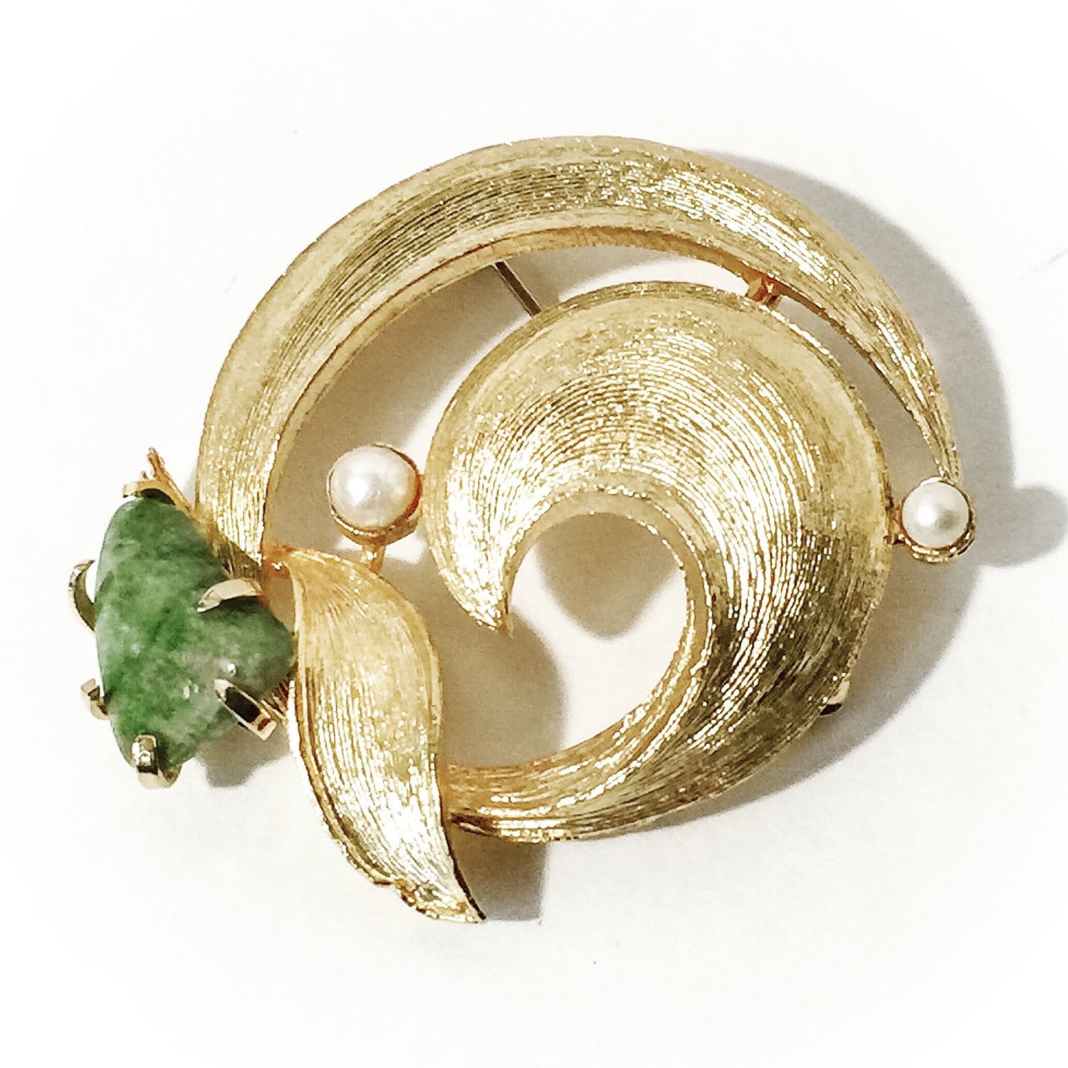 Vintage Lisner Strukturierte Gold Ton Abstrakte Wirbel Pin/Brosche. Edelstein, Jade & Kunstperlen Vintage Lisner Strukturierte Gold Ton Abstrakte Wirbel Pin/Brosche. Edelstein, Jade & Kunstperlen von BEXLEYDRIVEVINTAGE