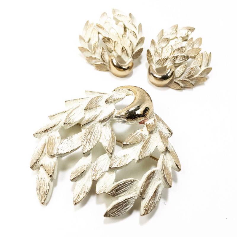 Vintage Monet Demi Parure Brosche & Ohrringe Set. Goldton Mit Flacher Elfenbeinfarbener Hand Trocken Gebürsteter Emaille. Evc Vintage Monet Demi Parure Brosche & Ohrringe Set. Goldton Mit Flacher Elfenbeinfarbener Hand Trocken Gebürsteter Emaille. Evc von BEXLEYDRIVEVINTAGE