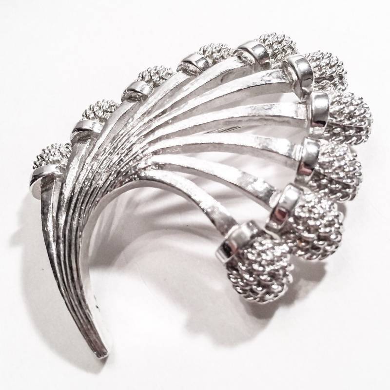 Vintage Monet Signierte Brosche Silber Floral Spray, Neuwertiger Zustand 2, 5 "Wunderschöne Mid Century in Fabelhaftem Zustand von BEXLEYDRIVEVINTAGE
