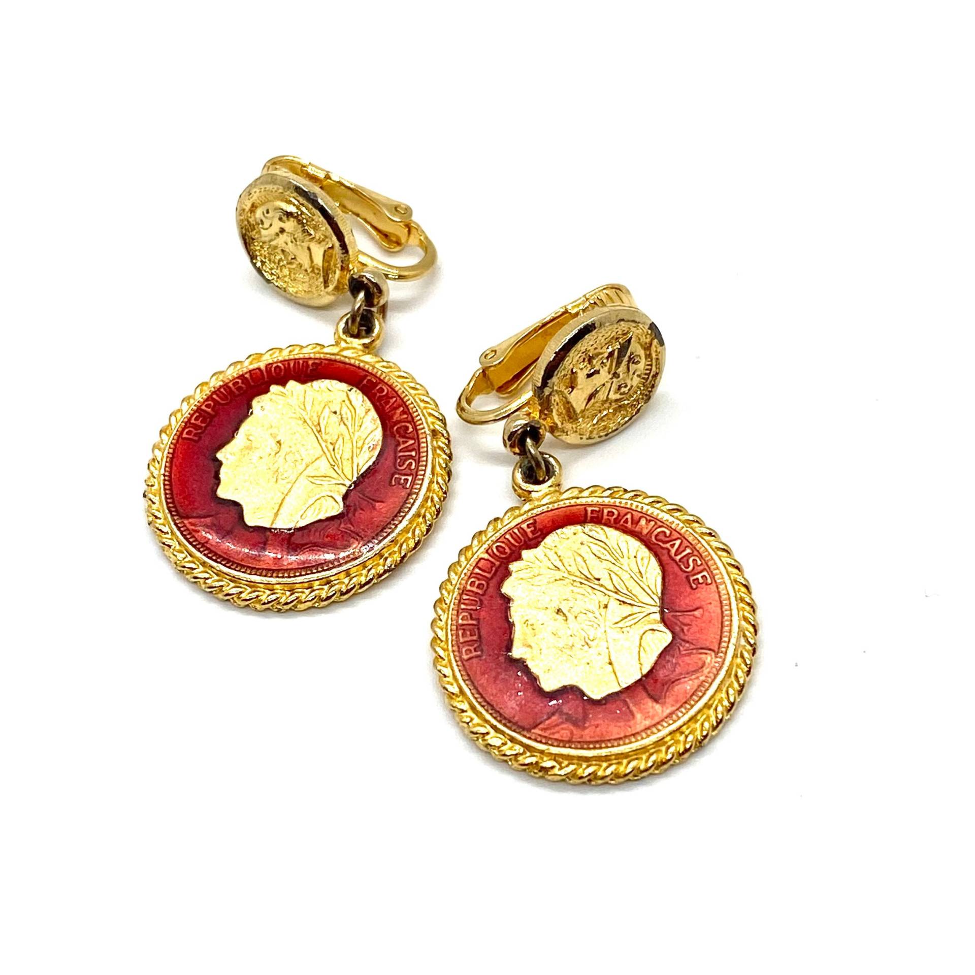 Vintage Republique Francois Gold Ton Münze Replica Drop Clip On Ohrringe Mit Translucent Red Resin Emaillierung von BEXLEYDRIVEVINTAGE