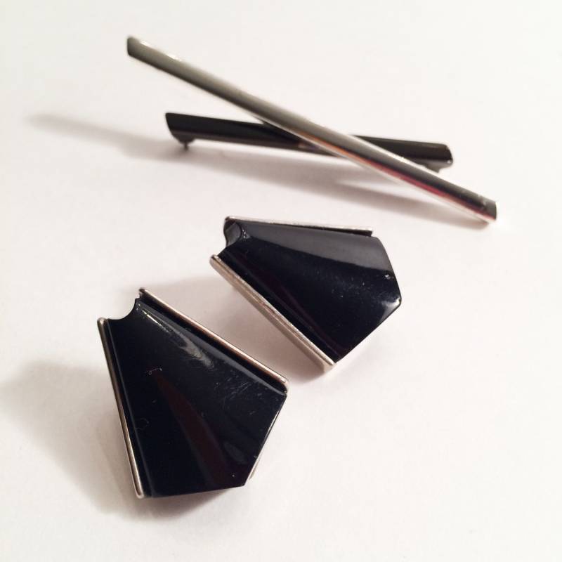 Vintage Schwarz Kunststoff/Duroplast Modernist Emaille Silber Brosche, Ohrringe & Brosche Vintage Schwarz Kunststoff/Duroplast Modernist Emaille Silber Brosche, Ohrringe & Brosche von BEXLEYDRIVEVINTAGE