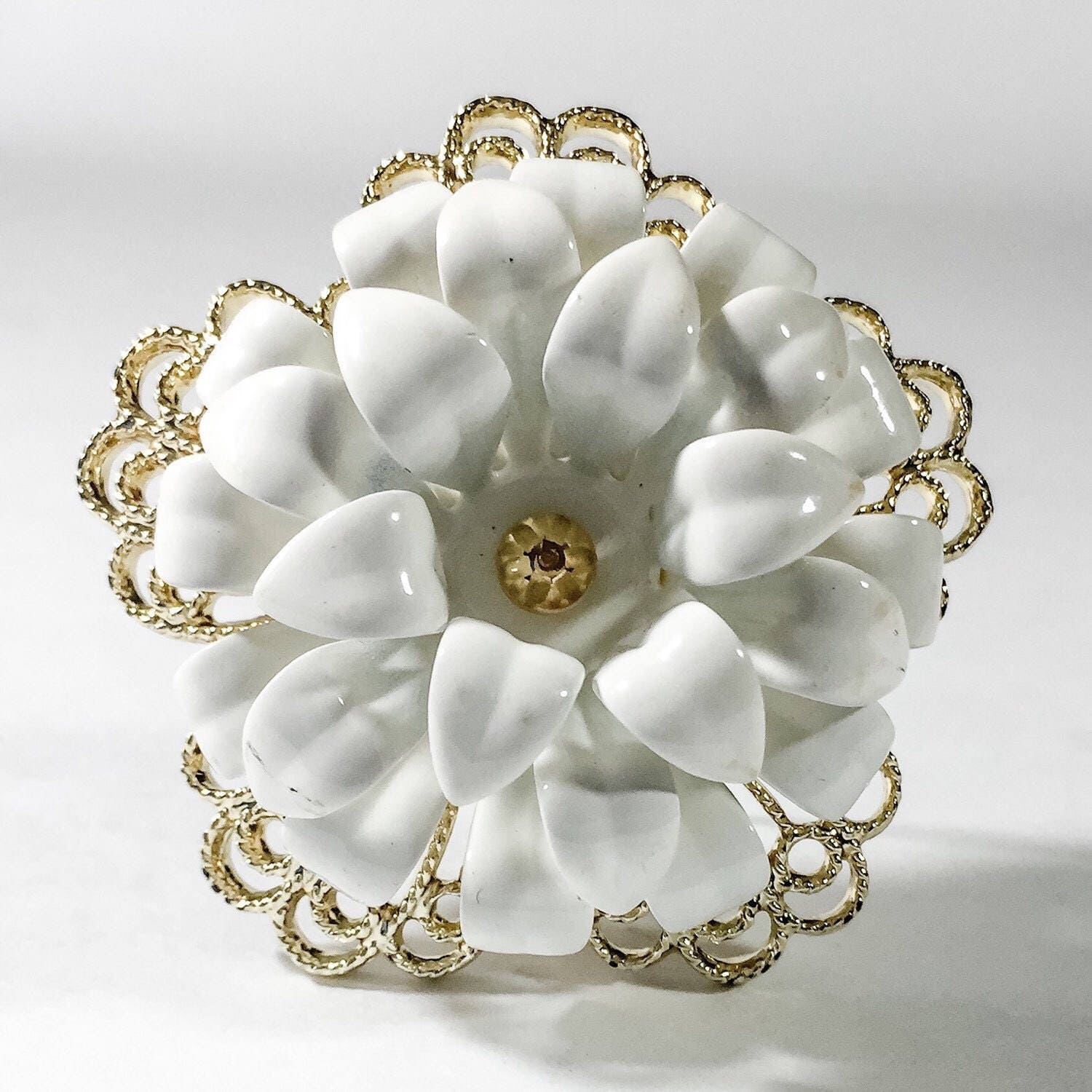Vintage Signiert, Sarah Coventry, Weiße Dahlie Statement Brosche. Weiße Emaille 3Dimensional Petals Stacked, Gold Filagree Einstellung Vintage Signiert, Sarah Coventry, Weiße Dahlie Statement Brosche. Weiße Emaille 3Dimensional Petals Stacked, Gold Filagree Einstellung von BEXLEYDRIVEVINTAGE