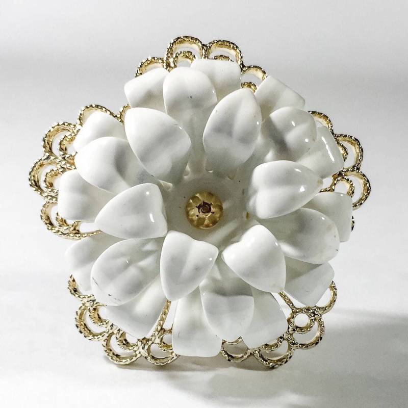 Vintage Signiert, Sarah Coventry, Weiße Dahlie Statement Brosche. Weiße Emaille 3Dimensional Petals Stacked, Gold Filagree Einstellung Vintage Signiert, Sarah Coventry, Weiße Dahlie Statement Brosche. Weiße Emaille 3Dimensional Petals Stacked, Gold Filagree Einstellung von BEXLEYDRIVEVINTAGE