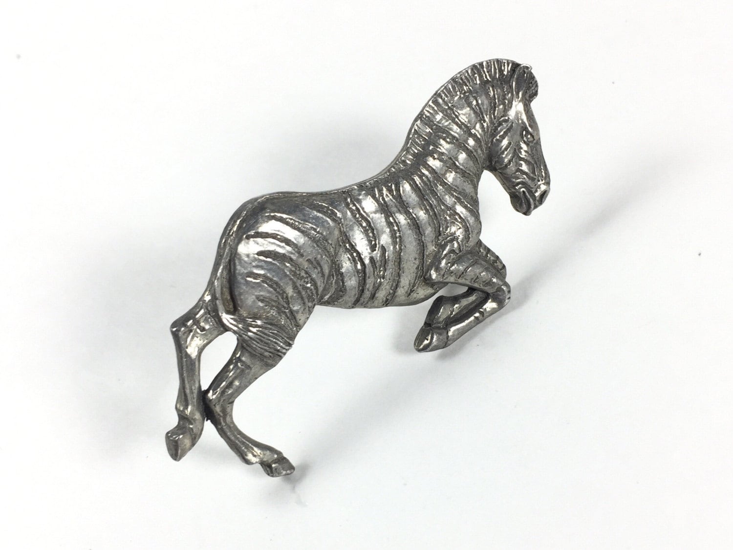 Vintage Signierte Möwe-Pewter, Kanada, Zebra Brosche Vintage Signierte Möwe-Pewter, Kanada, Zebra Brosche von BEXLEYDRIVEVINTAGE