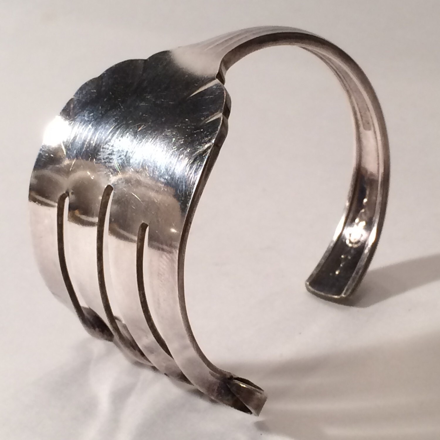 Vintage Steampunk Stil Versilbert Oneida Serviergabel Handgemacht Armband Gekräuselten Zacken Vintage Steampunk Stil Versilbert Oneida Serviergabel Handgemacht Armband Gekräuselten Zacken von BEXLEYDRIVEVINTAGE