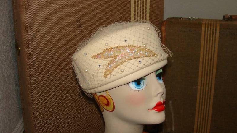 1950-60-70 Jackie Style Damen Hut Glamour Filz Ny Wolle Creme Perle Pailletten Groß Runde Pillbox Netting Registered Union Label Usa Made 21-22 von BFRretro